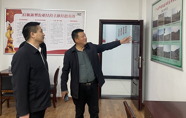 2022年11月9日 ，浉河區(qū)工會胡華庭主席來信陽市廣義茶葉有限公司慰問全國勞模李廣義同志，并傳達(dá)黨的二十大精神。